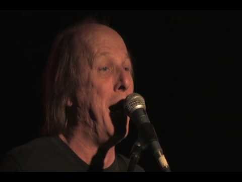 Adrian Belew » Adrian Belew Power Trio - I'm A Dinosaur (clip)