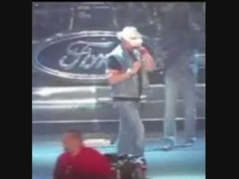 Toby Keith » Toby Keith Attacks A Fan