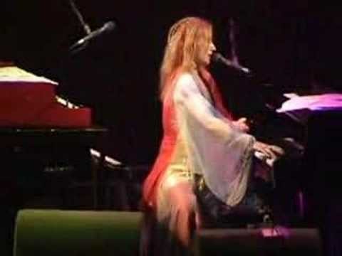 Tori Amos » Tori Amos Cornflake Girl Live